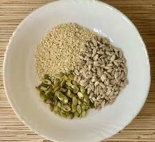 بذور اليقطين والسمسم وعباد الشمس